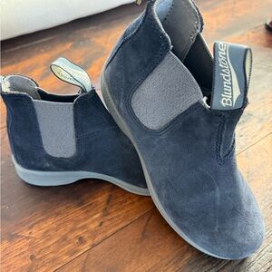 Blundstone Navy Suede Chelsea Boots with Gray Elastic